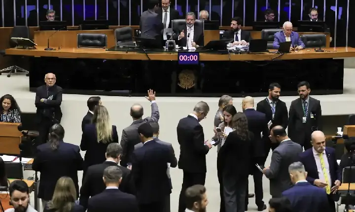 Câmara aprova urgência para corte de gastos e governo promete negociar