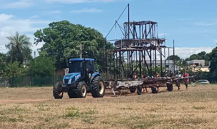 CARROS ALEGÓRICOS DAS ESCOLAS DE SAMBA SÃO REMOVIDOS PARA O PAVILHÃO DE EVENTOS