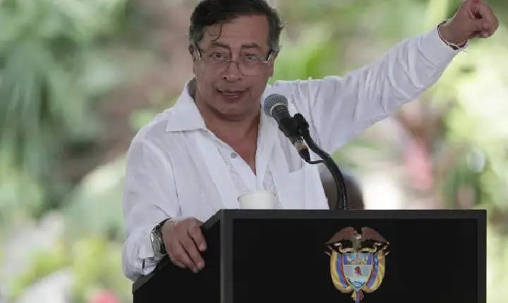 Colômbia impõe tarifa de 30% a produtos do Equador e suspende venda de eletricidade