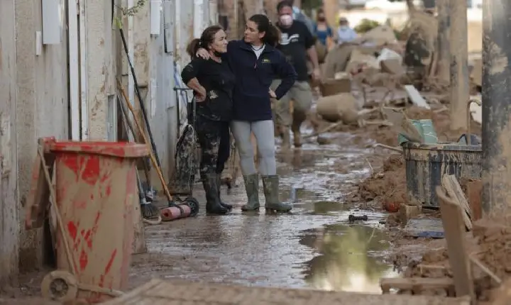 Governo espanhol destina 10,6 bilhões de euros para vítimas de enchentes em Valência