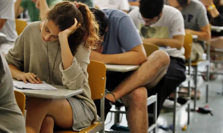 Mais de 40% dos universitários trancam curso por dívidas, aponta pesquisa da Serasa