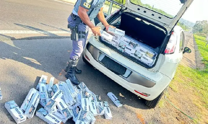 Na SP-425, em Pirapozinho, Polícia Rodoviária flagra viajante com cigarros contrabandeados