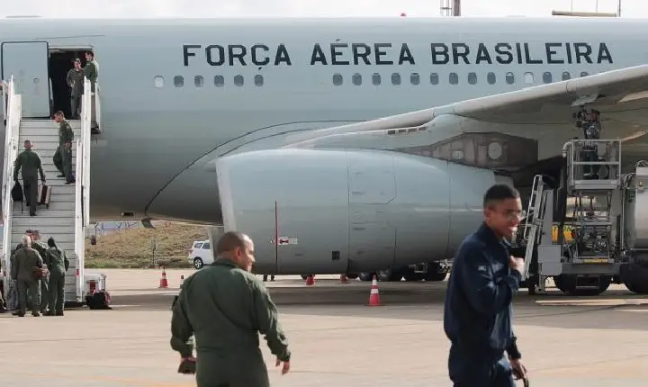 Novo voo com brasileiros repatriados dos EUA chega em Fortaleza neste sábado