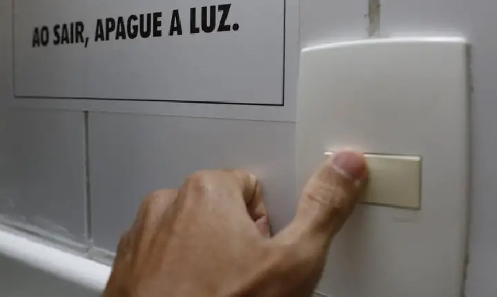 Puxada pela conta de luz, inflação no Brasil atinge maior alta em fevereiro em mais de 20 anos