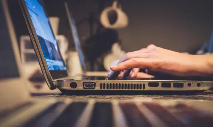 Quase 60% dos brasileiros já compraram pela internet, segundo CNI