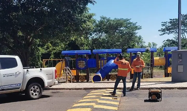 REDUTOR DE VELOCIDADE É INSTALADO PRÓXIMO AO PARQUINHO INFANTIL NA QUADRA 1 DA RUA SOBRASIL