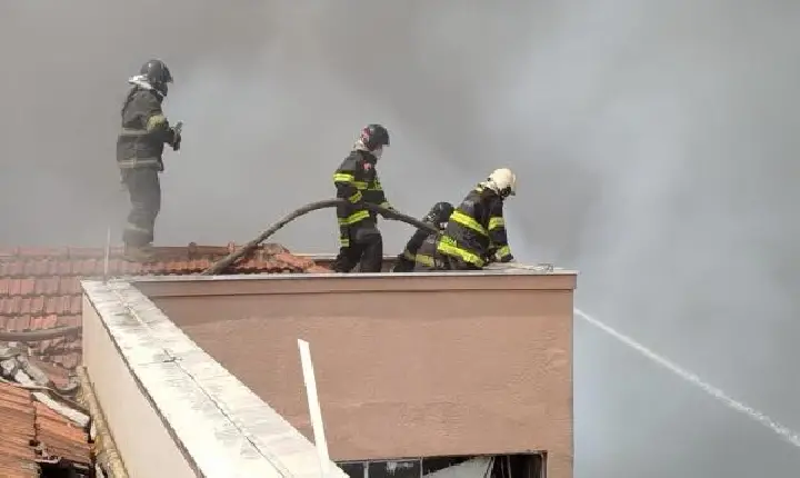 Três pessoas são hospitalizadas após incêndio em shopping no Brás