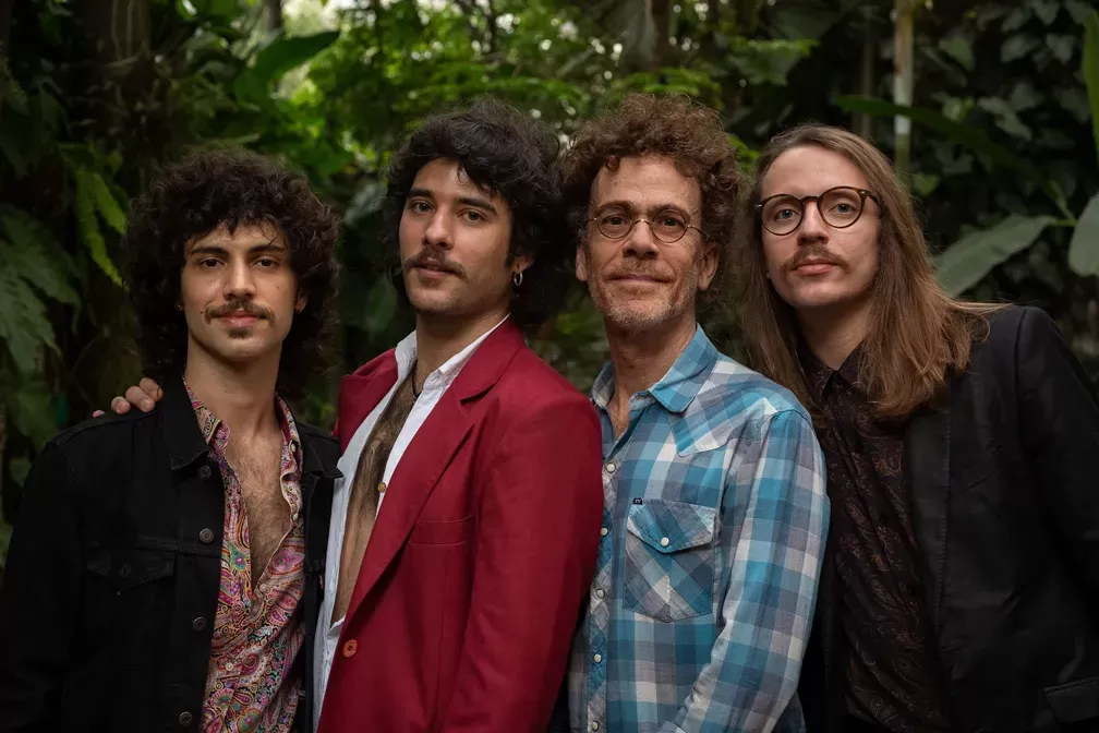 Nando Reis recicla canção com trio Colomy em single de série colaborativa